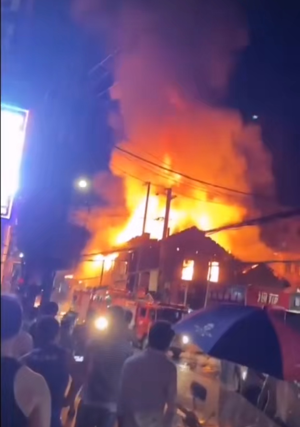 衡阳常宁一步行街门店突发大火,现场火光冲天,无人员伤亡