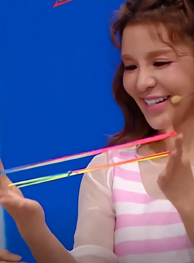 丧母后朱迅近况惹人忧!脸僵凹陷笑起来费力,眉毛稀疏撞脸蔡明