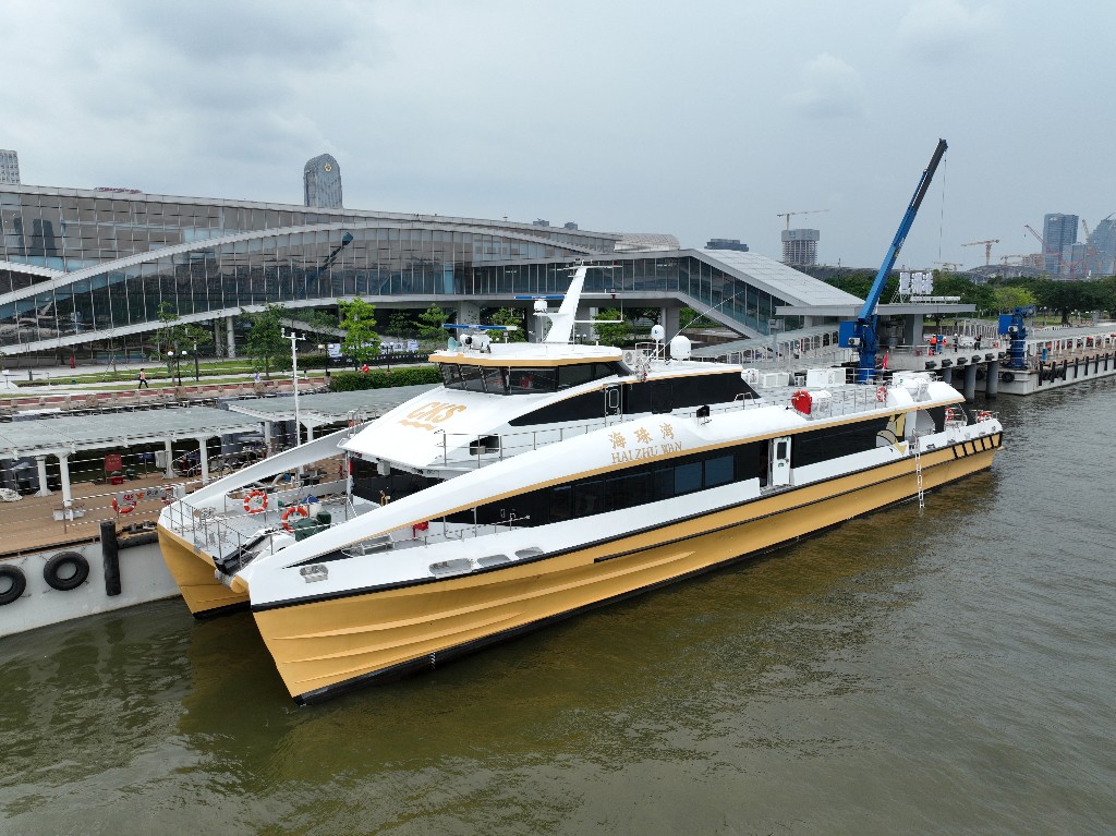 首艘中国制造全碳纤维高速客轮即将投入营运