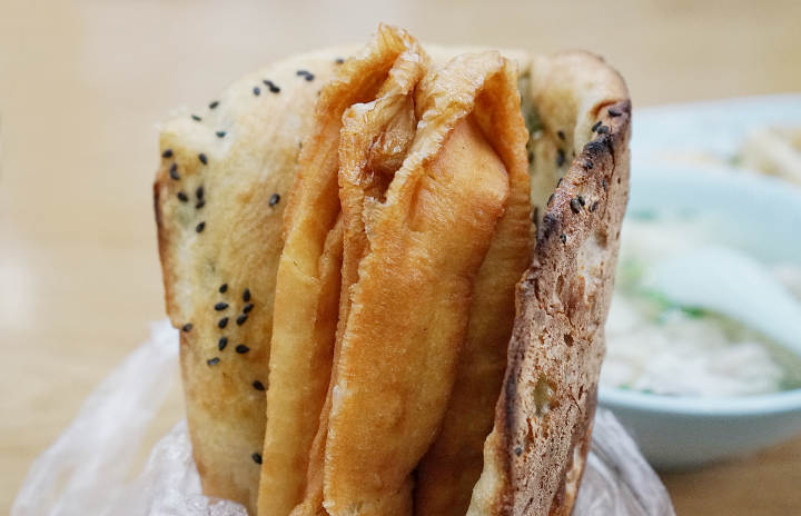 这家烟火气十足的早餐小店热卖33年,烧饼油条排左边,煎饺煎包排右边