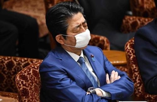 被吐槽"太小,戴起来好难看"日本出现"安倍口罩"换购风潮