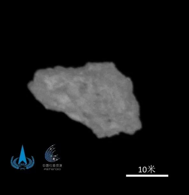 “追星”成功！天问二号探测器抵达目标小行星开展科学探测：实拍图传回