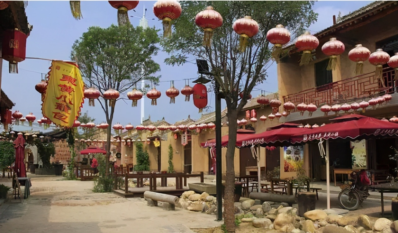 东黄小镇就在咸阳,花5亿元修建而成,如今游人寥寥无几