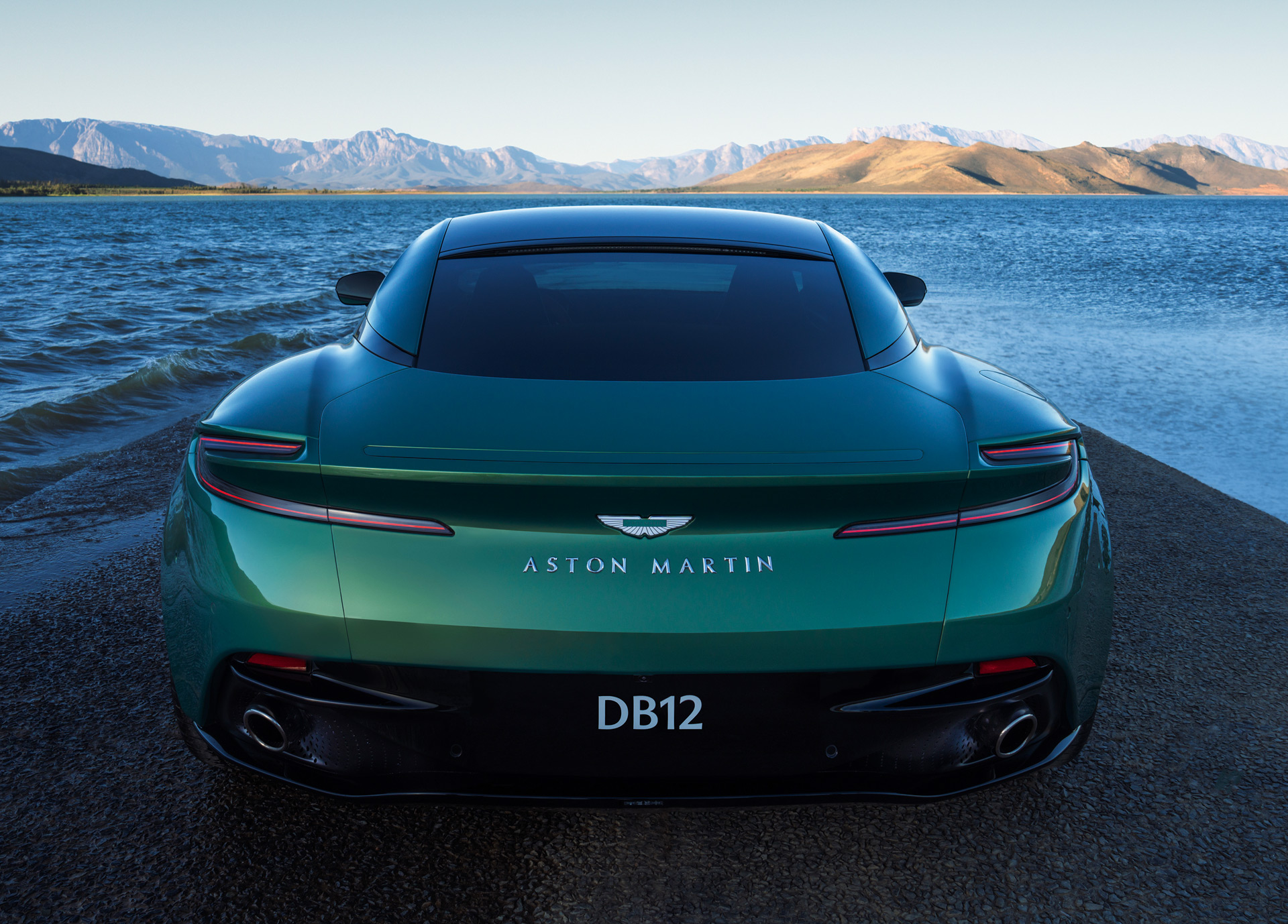 阿斯顿·马丁db12亮相,搭载v-8动力