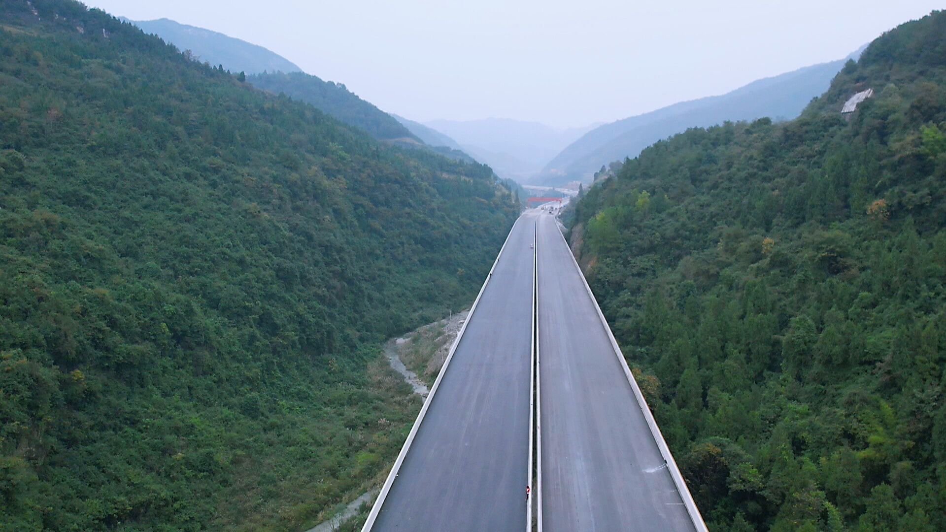 渝黔高速公路扩能项目已完成工程量90% 年底达到通车条件