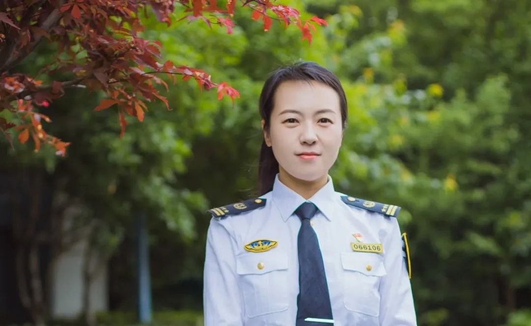 润雨服饰有限公司董事长为困境生托起希望之梦她是倾情助学的"袁妈