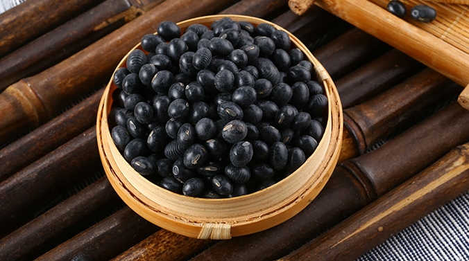 精品东北黑豆是一种色泽鲜亮,口感细腻的美食材料,它不仅富含营养,还