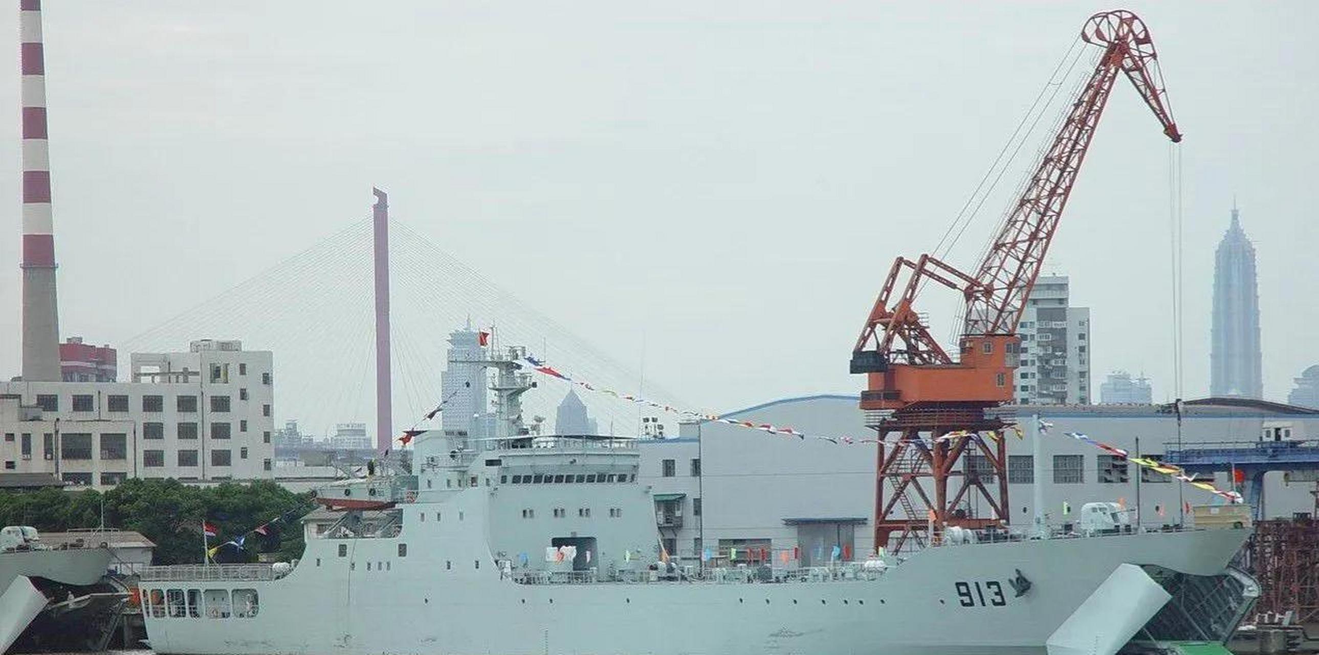 2016年服役的072b型坦克登陆舰 2013年12月5日,美军考彭斯号提康德