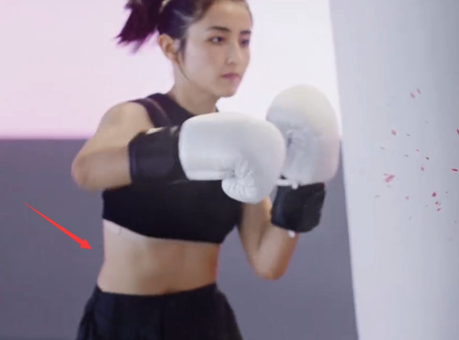 18岁张子枫练出"鲨鱼腹肌",穿背心打拳击的一刻,力气有点吓人