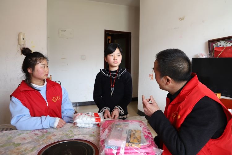 洗马:关爱未成年人 元宵佳节走访慰问暖童心