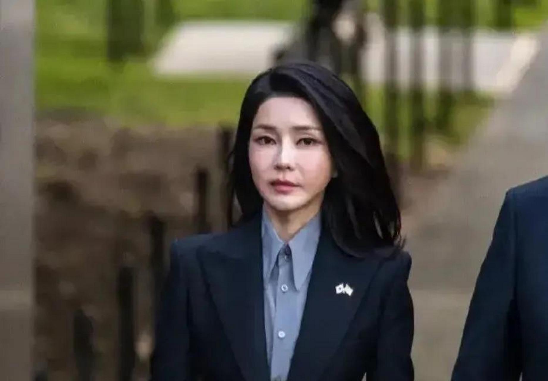韩国总统夫人做梦也想不到她的照片会被中国网友,反复转载议论.