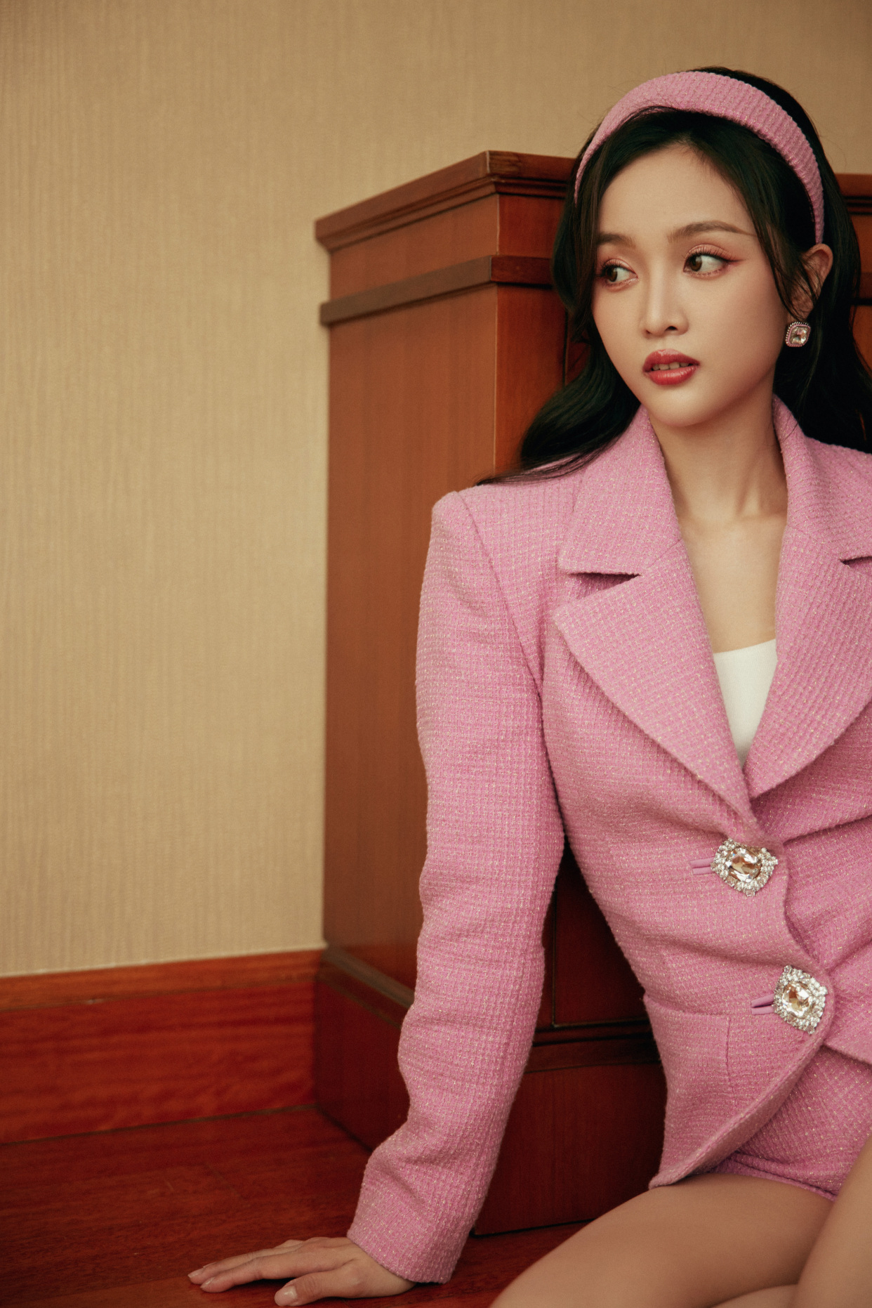 揭秘吴宣仪穿搭秘密 超短裤配高跟鞋长腿美炸 让你穿出性感时髦风