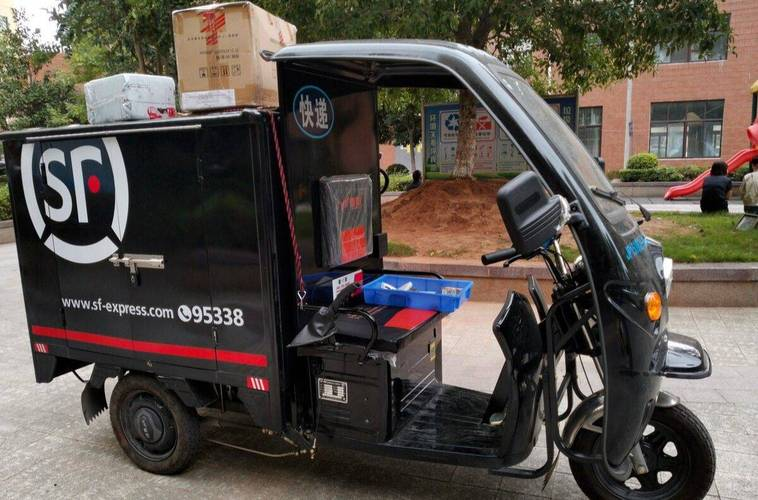 顺丰快递三轮车助力社区生活物资配送,共克疫情挑战