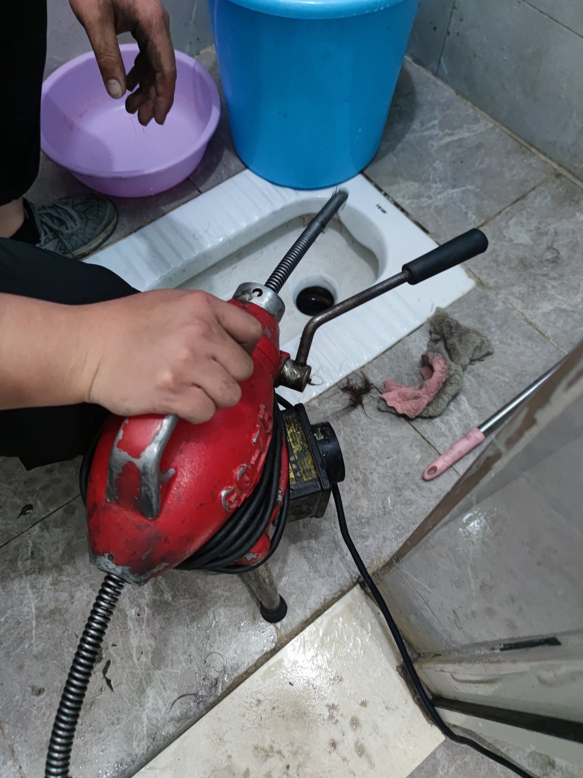 温泉通厕所疏通马桶师傅(马桶水箱堵了如何自己快速疏通)