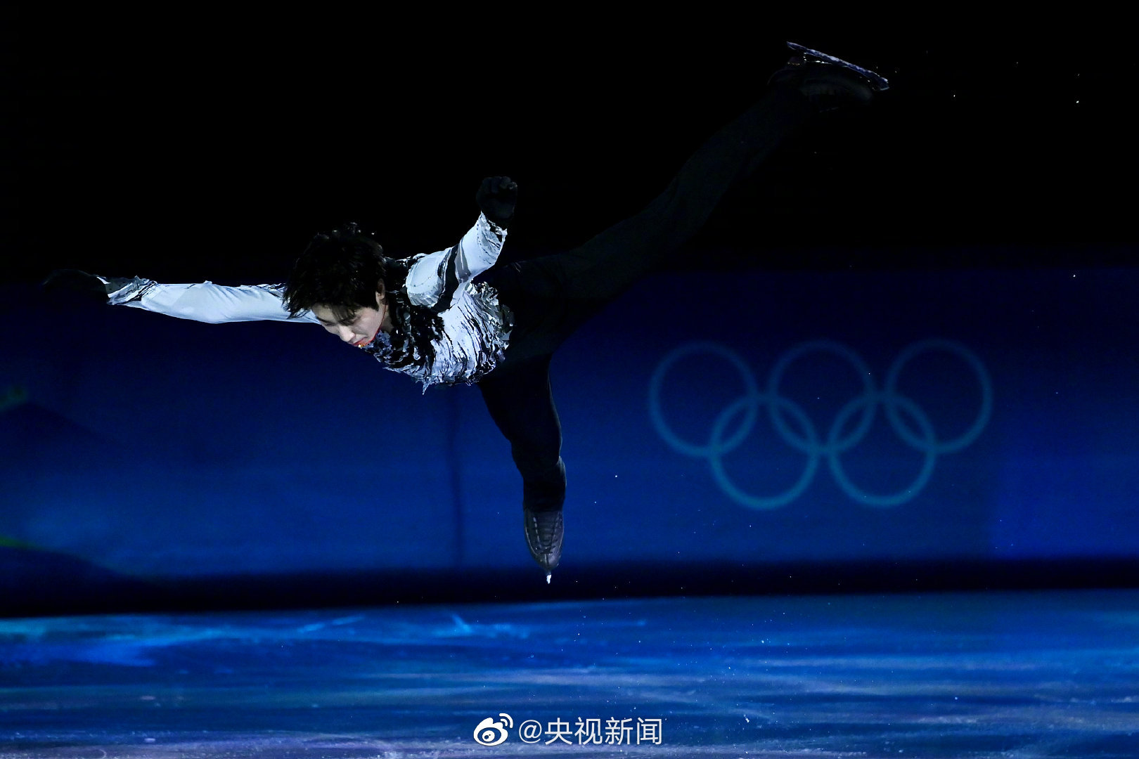 热搜霸屏!视觉盛宴来了,羽生结弦演绎《春天来了》,亲吻冰面