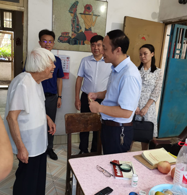 何小华走访慰问肖家园街道困难党员