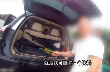 驾驶员开智驾转头拿饮料 方向盘一偏直接撞护栏 交警：这不是自动驾驶