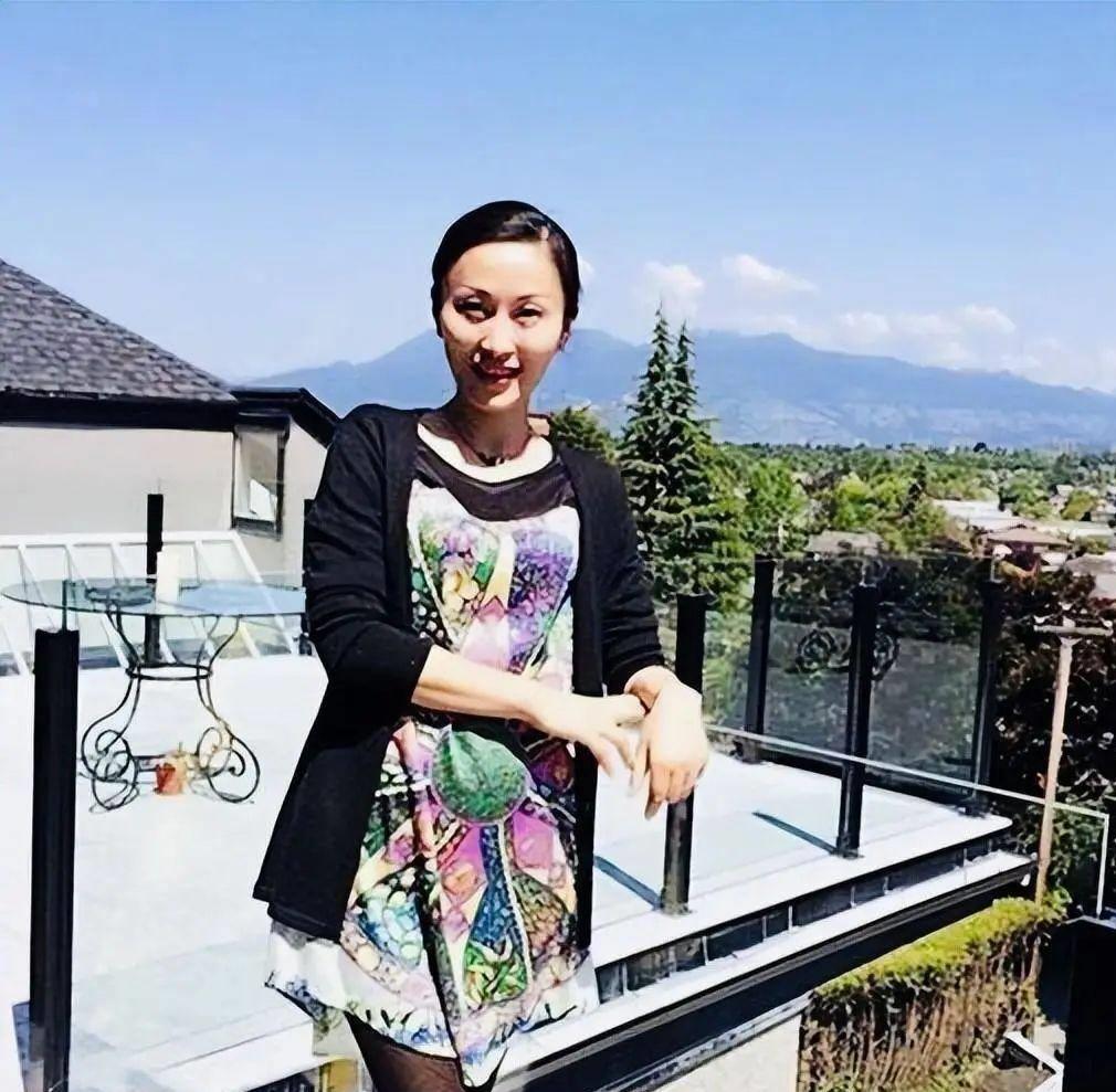 杨子前妻陶虹罕出镜,穿格纹小黑裙少女感十足,气质不输黄圣依