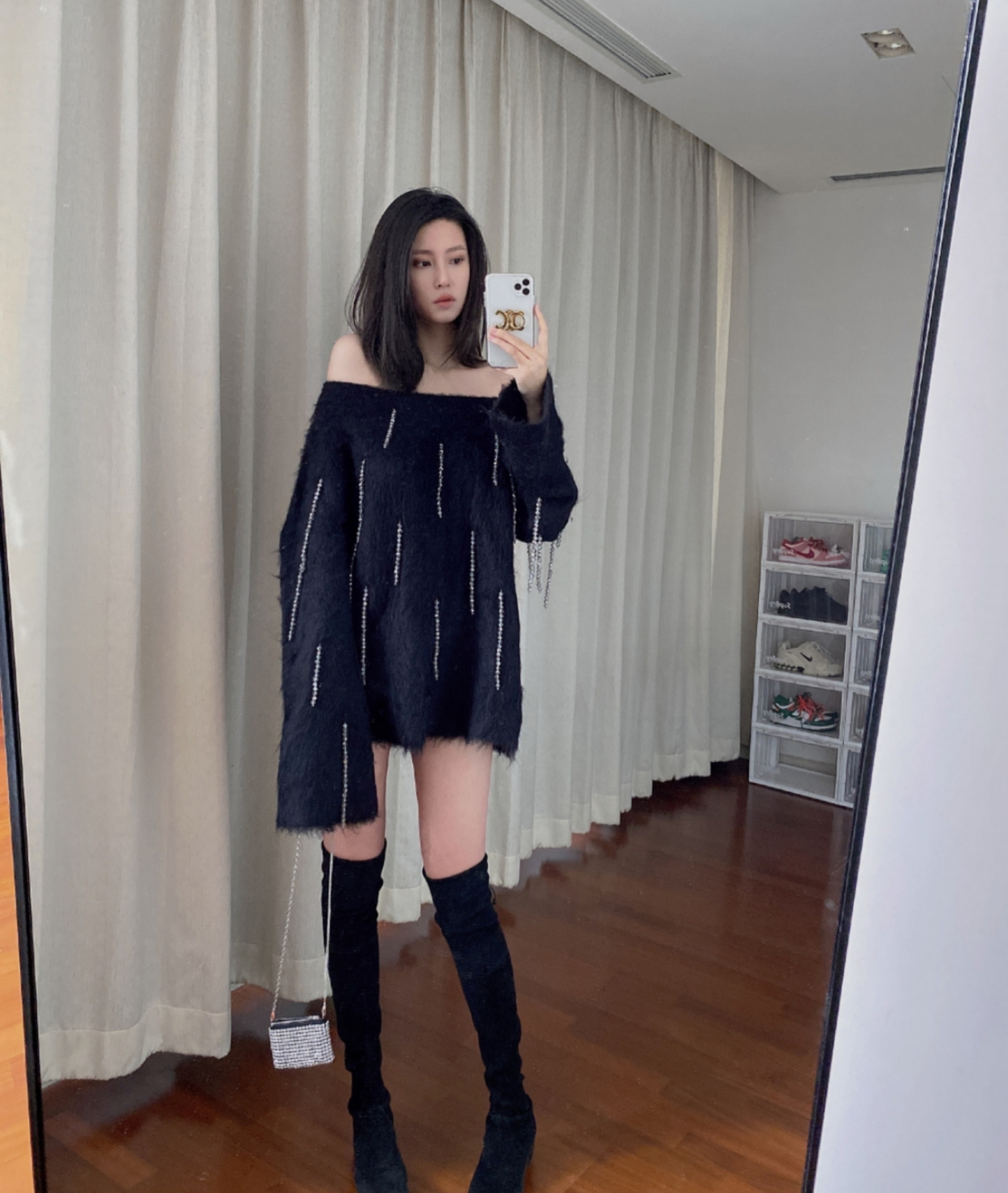 刘晓宇前女友钟鹿纯晒新照!戴"大金链子"很显眼,柜子摆满好鞋