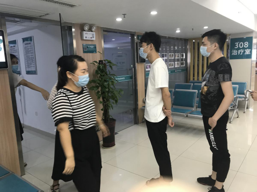 脸上露"白斑"小伙如坐针毡,及早治疗很重要