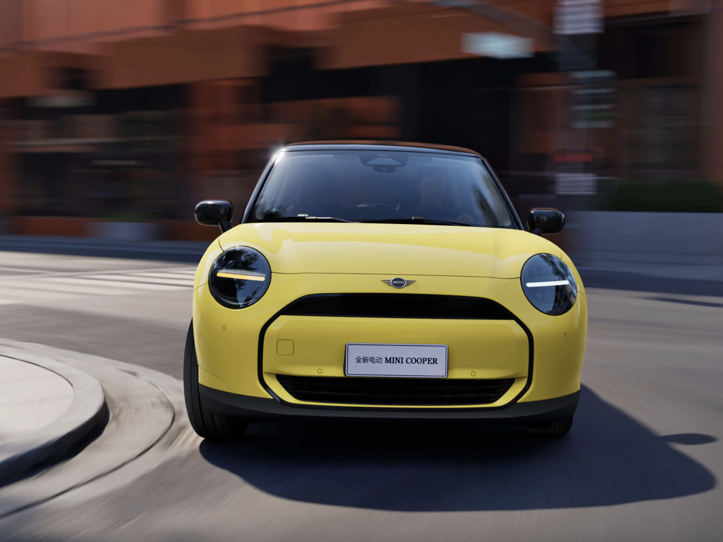 全新 mini cooper 电动版车型官图发布,将亮相北京车展