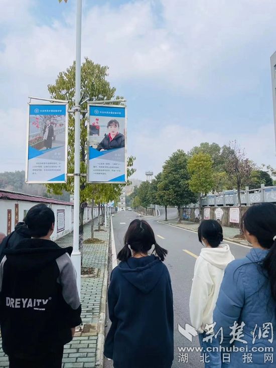大冶灵乡中学校园文化出心裁,40名师生成宣传牌"主角"