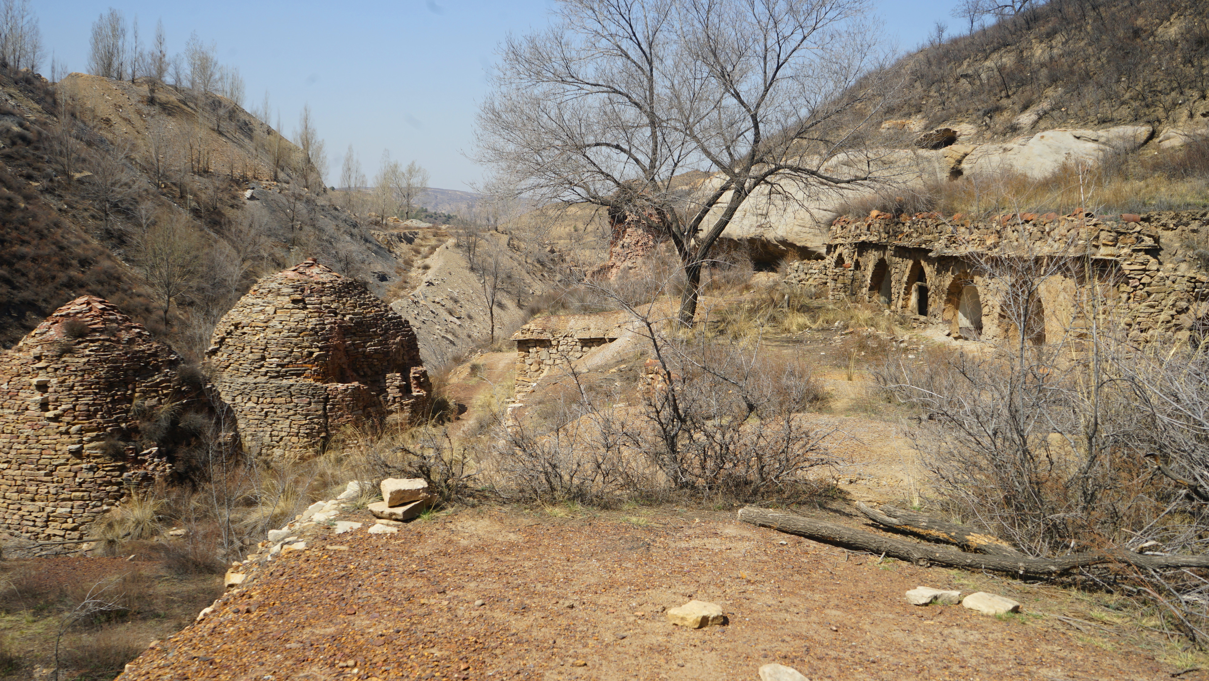 清水河县窑沟乡黑矾沟古窑址群,一处保存较好的明清时期窑址群