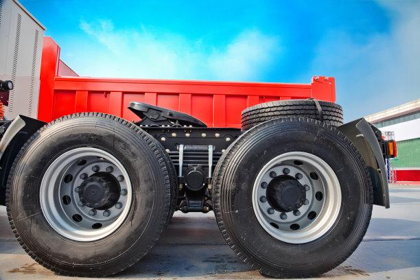 挂车轮胎顶起能否转动 挂车轮胎顶起能否转动一下