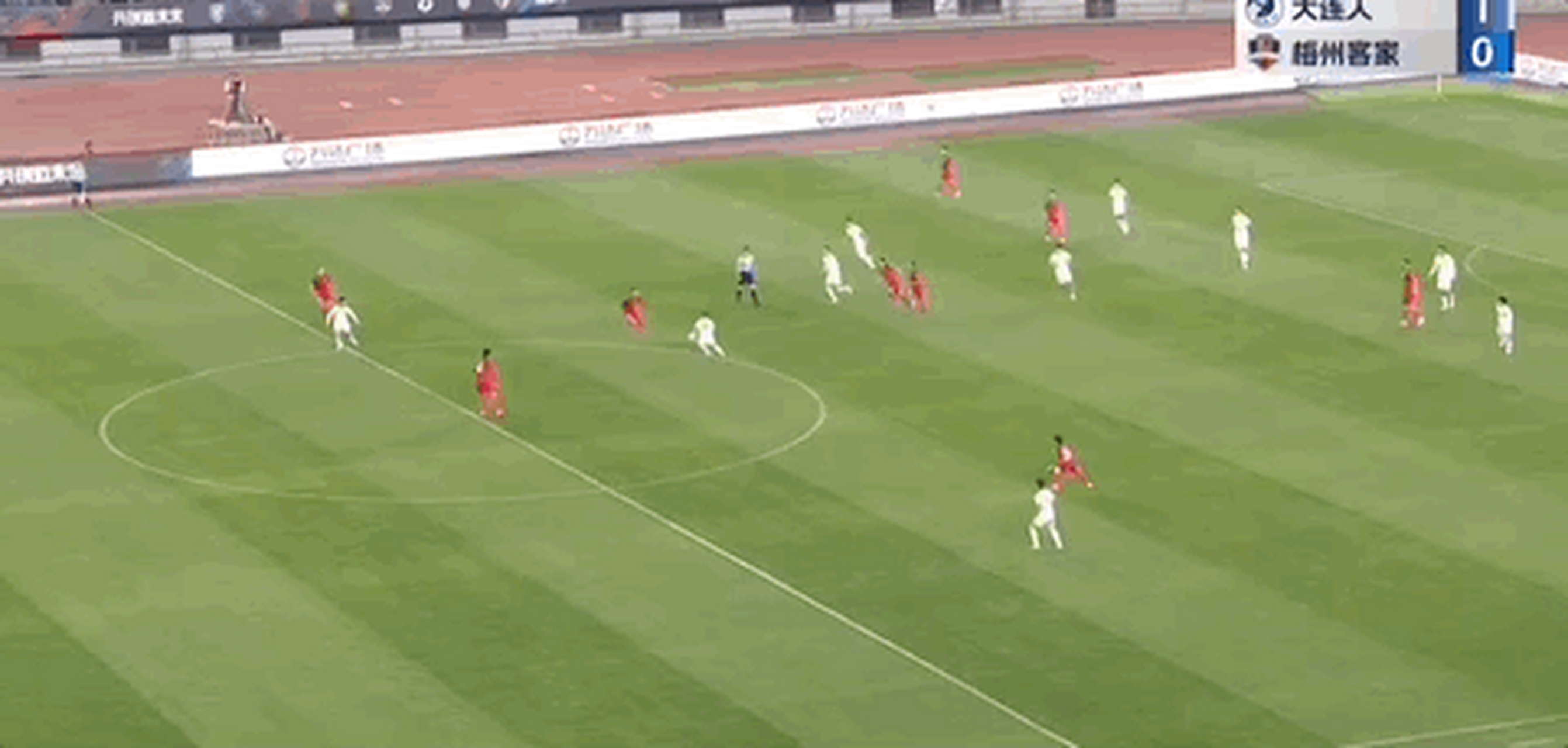 一个踢球的男人们最爱的单刀球来了!爽歪歪!