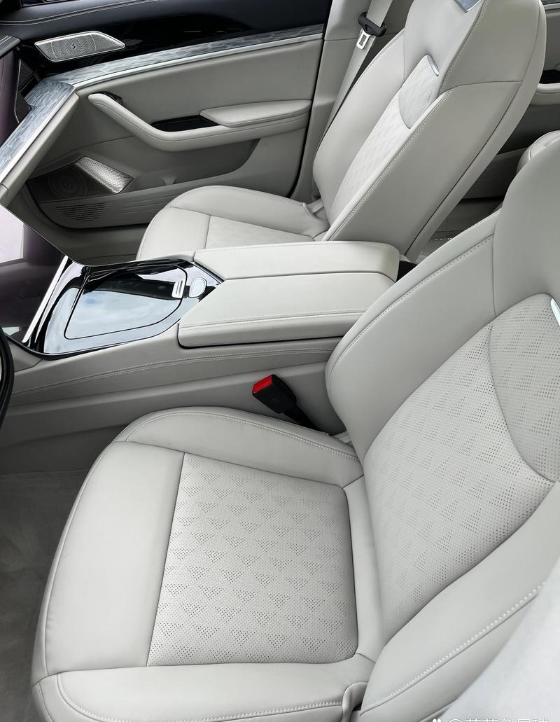 选择与车身同色系的浅灰色或深灰色座椅,这种组合能够让车内呈现出