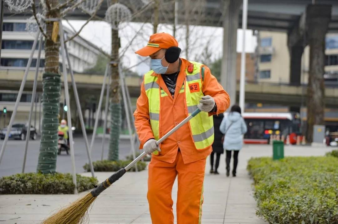 致敬!2021第一天,成都环卫工人仍坚守岗位