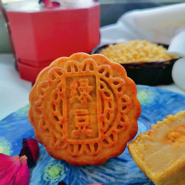 绿豆馅月饼,口感松软,甜而不腻