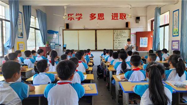 烟塘中心小学高年级学生在教室内自主选择作业