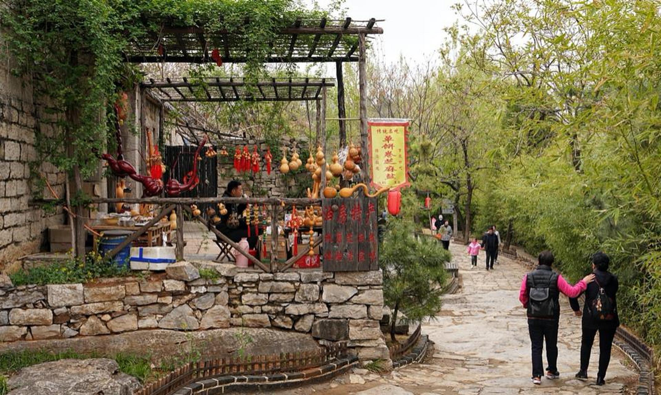 戚勇 摄 邹城上九山,路边琳琅满目的土特产 邹城上九山,路边琳琅满目