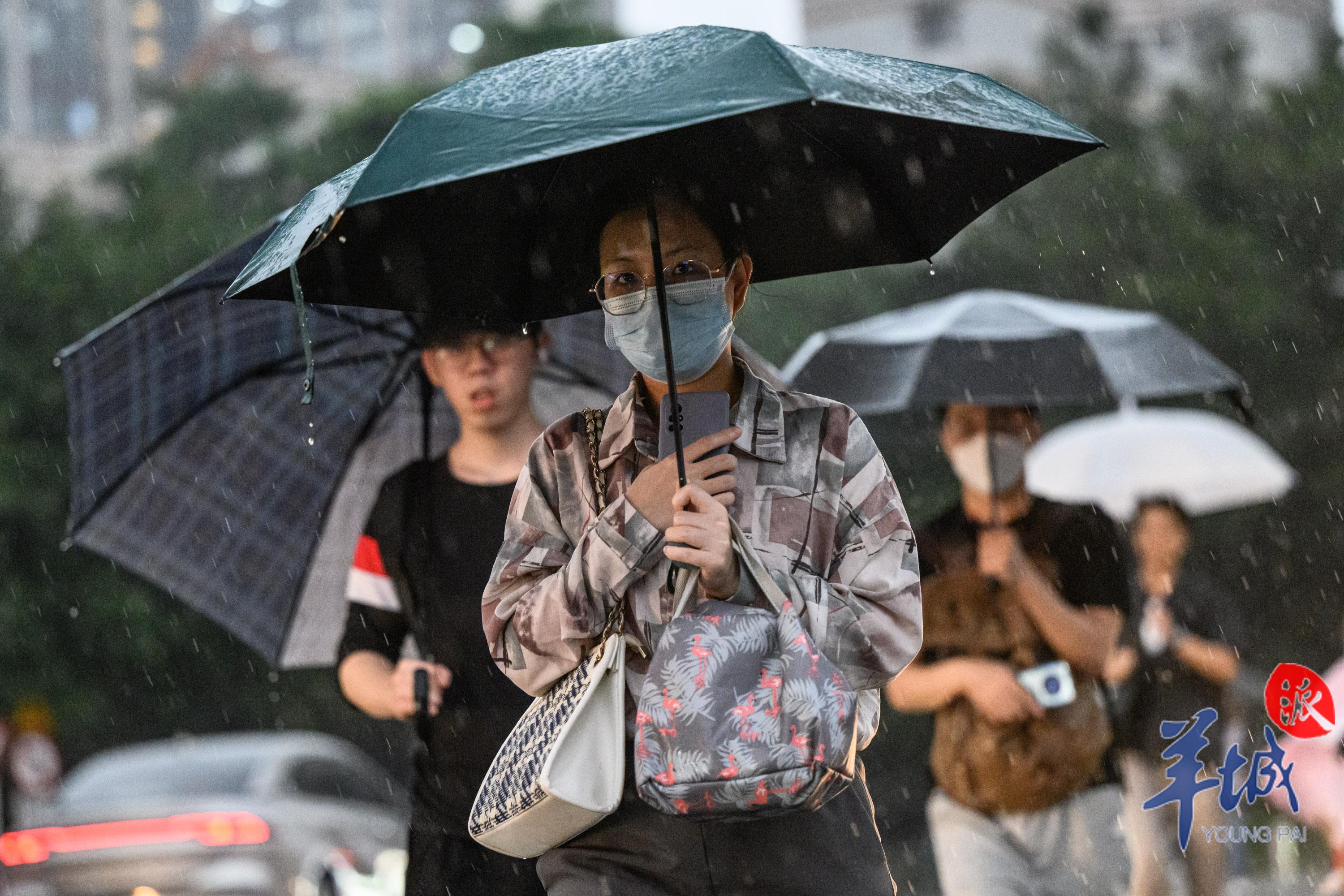 图集|广州傍晚时分遭遇短时强雷雨天气