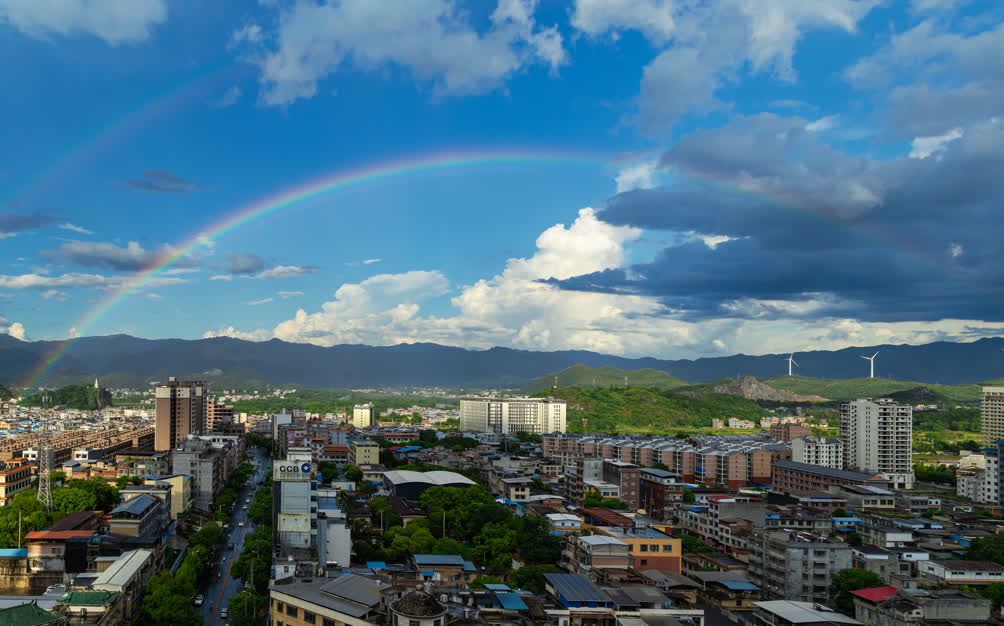 江华沱江镇:雨后绝美彩虹扮靓天空