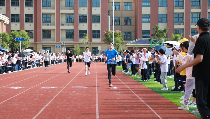 七宝鑫都实验中学校长带着青年教师"加速跑",建校三年获两届见习教师