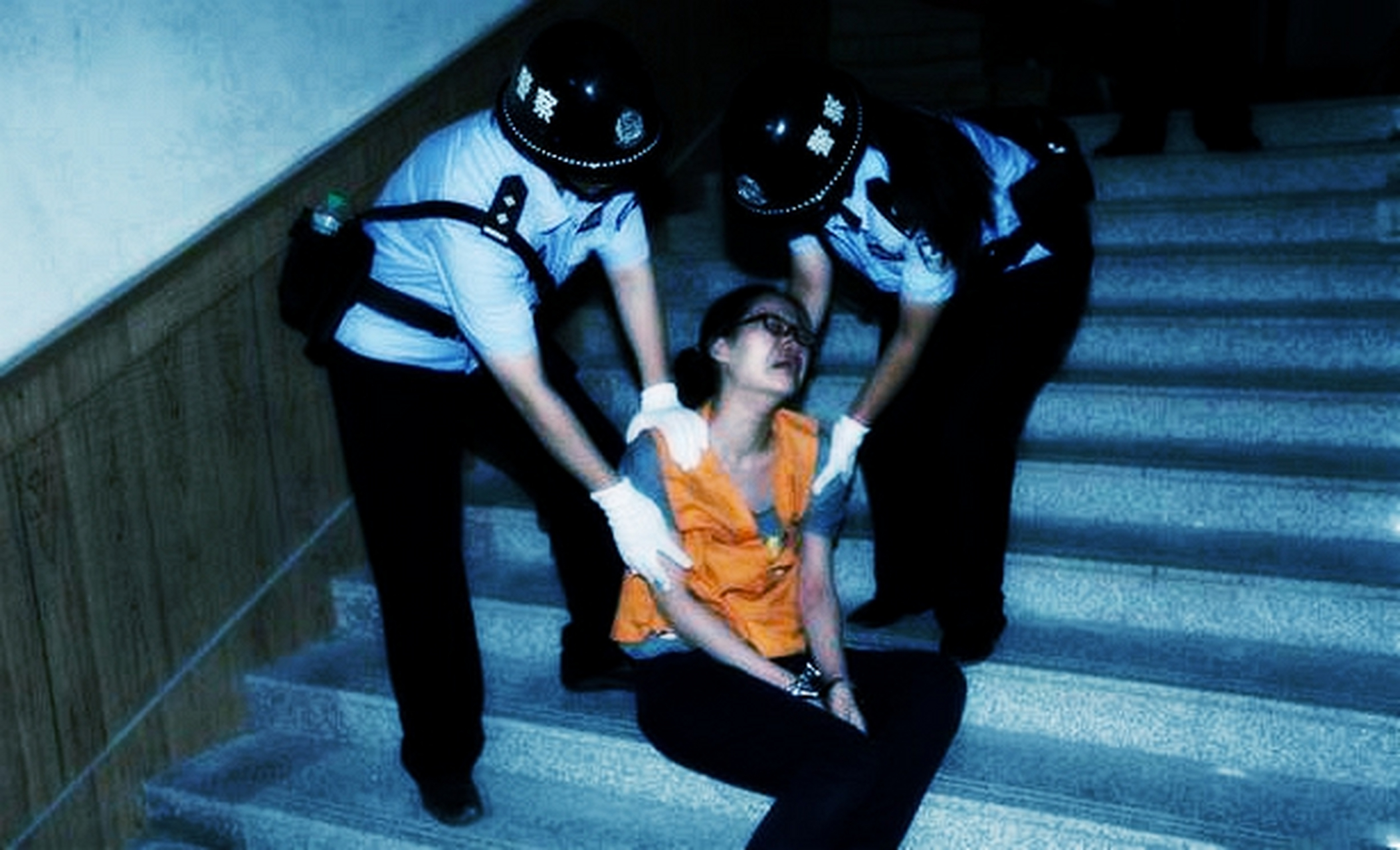 2010年,女毒贩潘兰兰在得知自己被判15年的消息后,吓得跌倒在地,根本