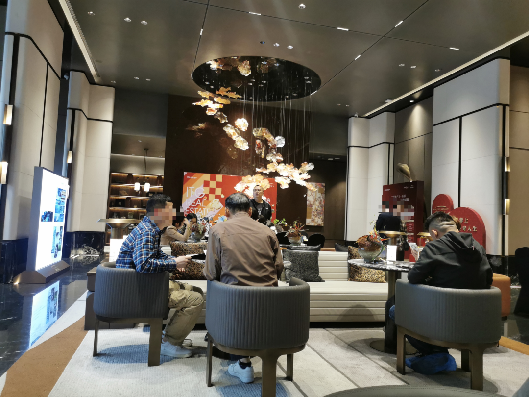 实探"五一"假期成都楼市:主城区售楼部人头攒动,开发商做起外地客户