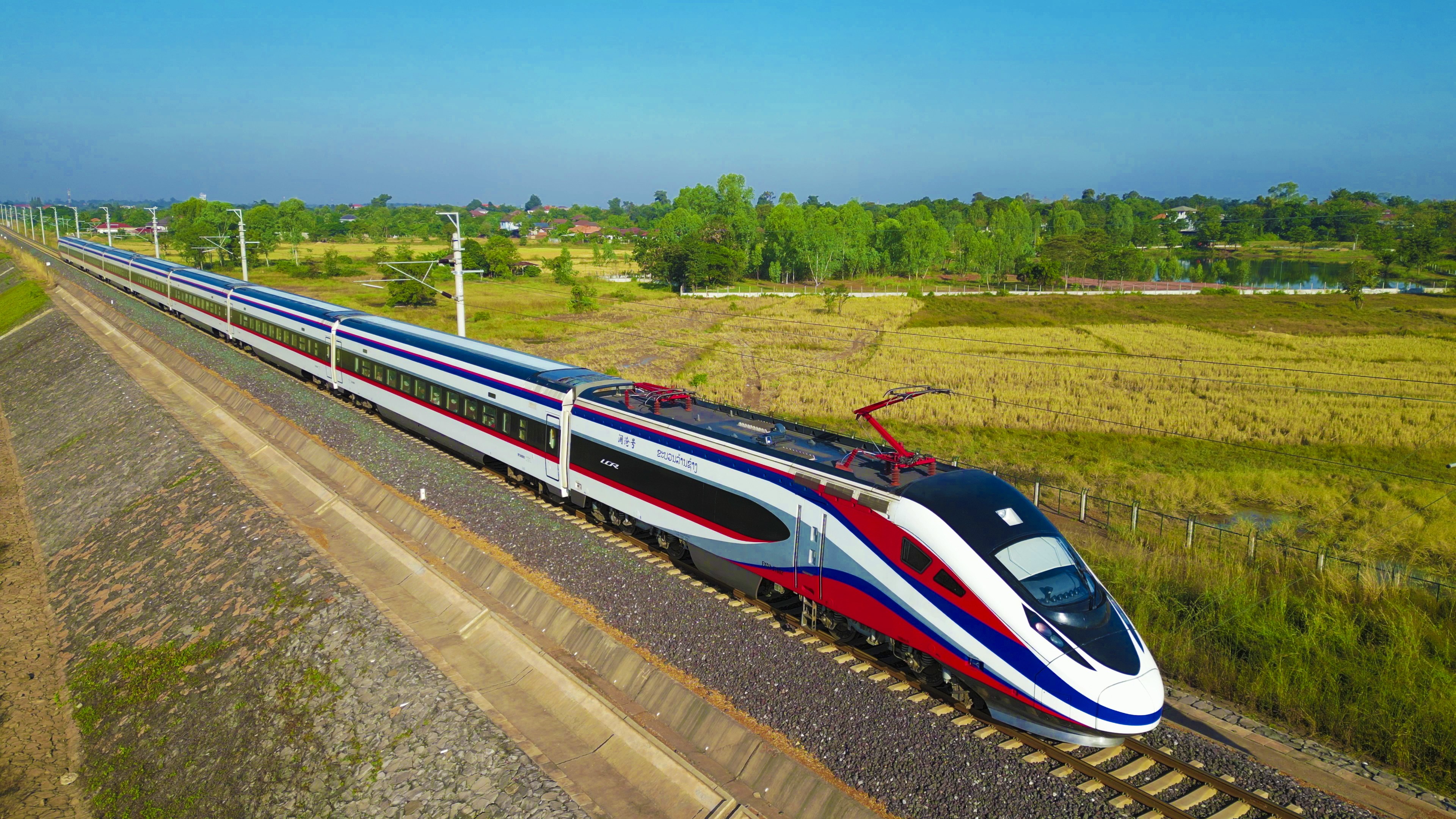 中老铁路动车组列车迎来"洗检吹"作业