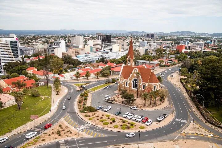 温得和克是纳米比亚的首都与最大城市,位于纳米比亚中部的霍马斯高原