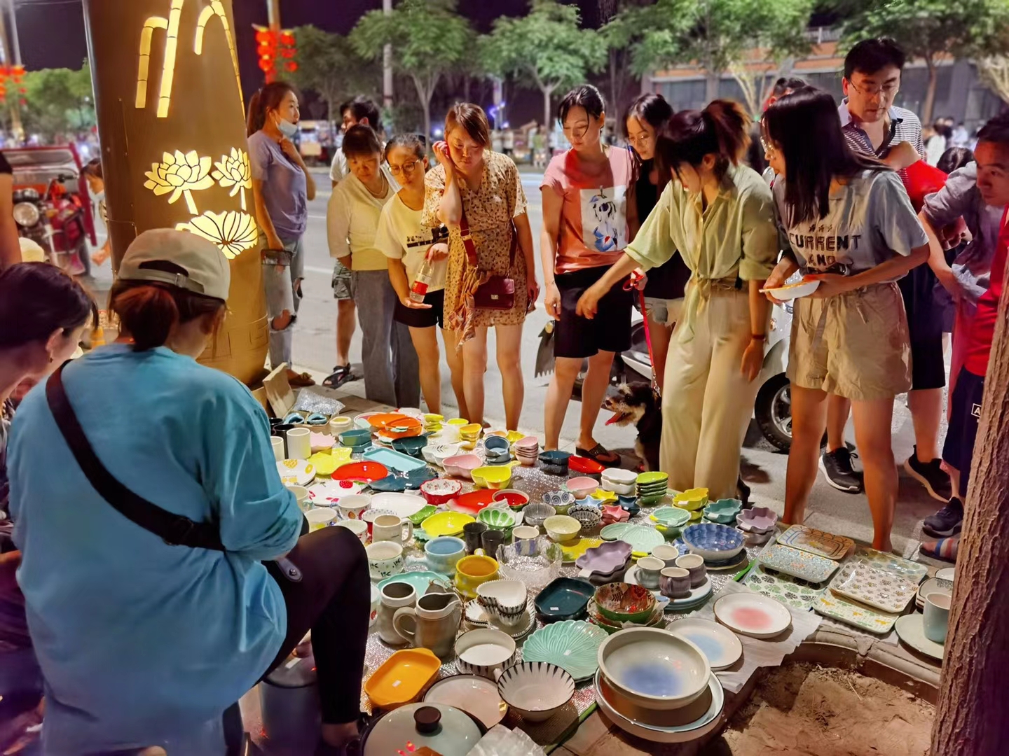 这家"陶瓷地摊"生意如此火爆,看完才发现,真的是别具一格