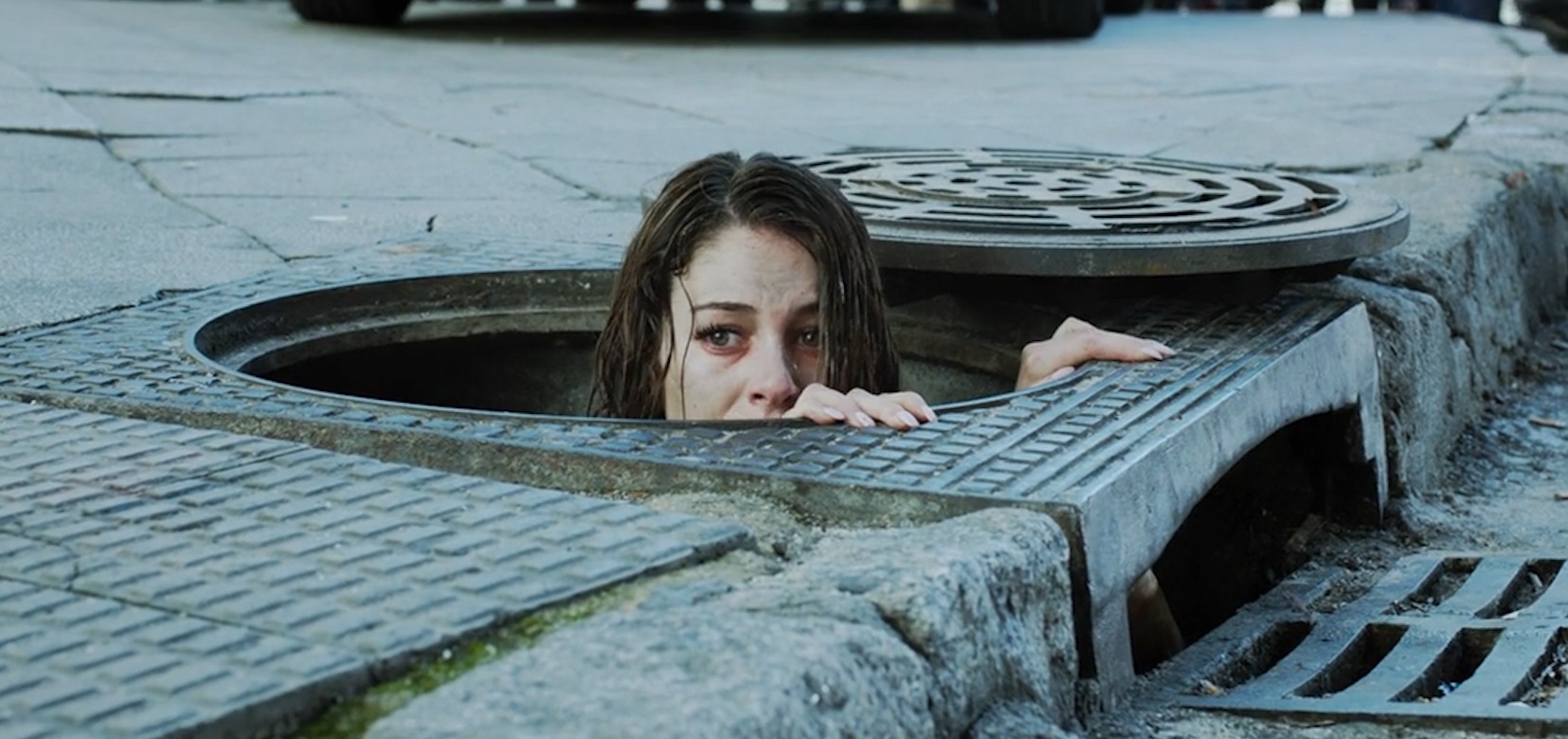 一部揭露人性的电影,众人为了活命,竟将美女狠狠塞进下水道