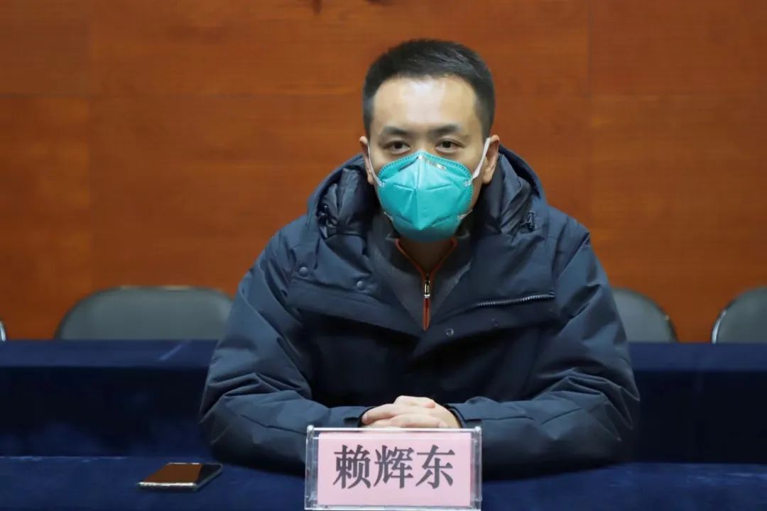 暖685件御寒冲锋衣送给东莞一线医护人员