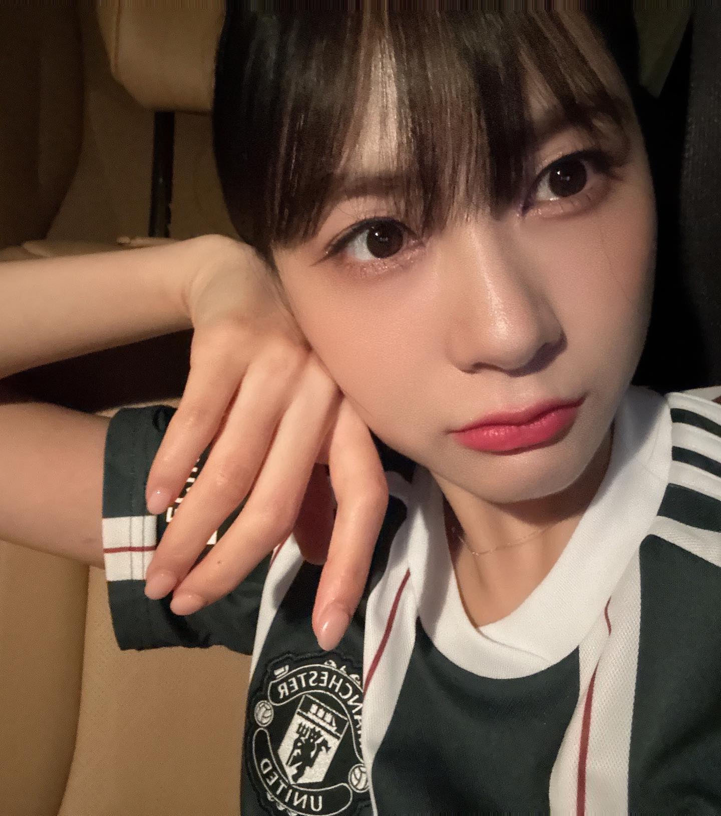 真铁粉7815韩国女团apink吴夏荣再晒曼联球衣,曾穿二客参加打歌