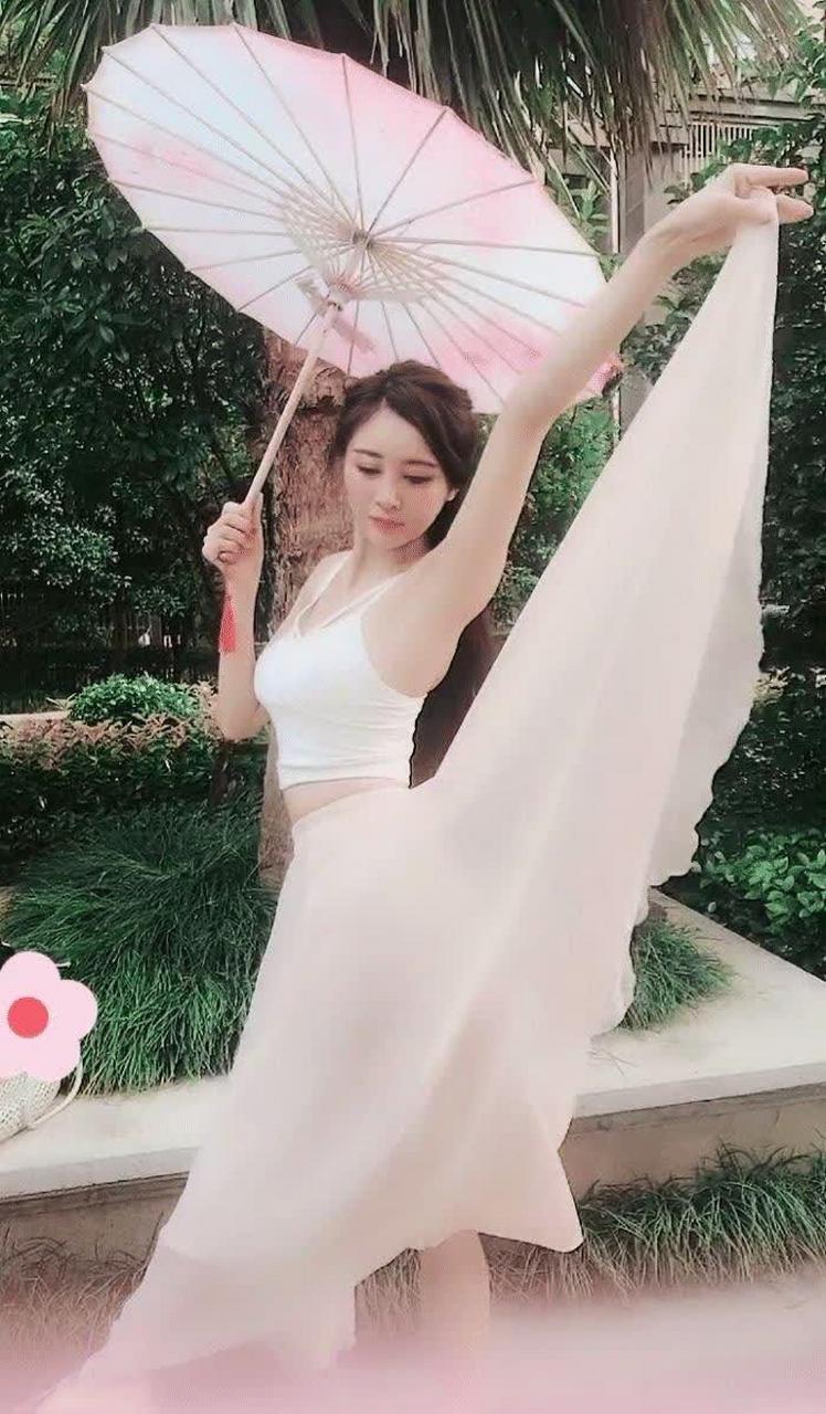 穿裙子大劈叉的小姐姐,早就做好防备了!