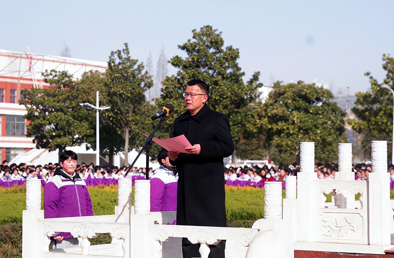 东海高级中学举行新学期升旗仪式暨奖学金颁奖典礼