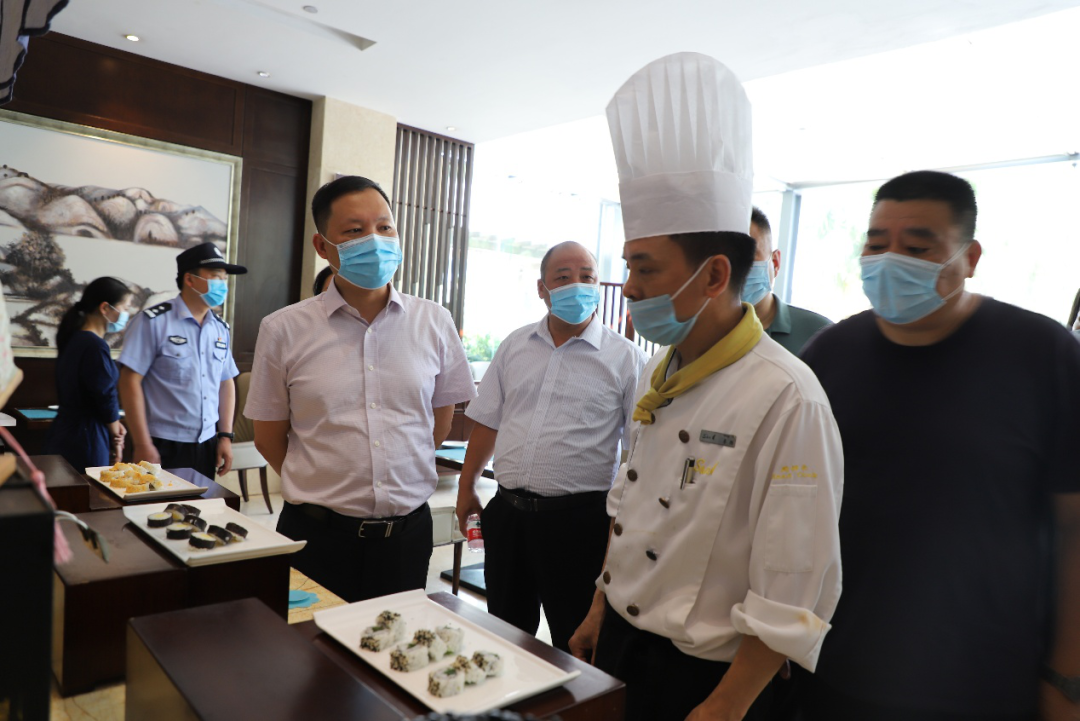 6月14日上午,根据疫情防控要求,区委常委陶智炳率区卫健,市场监管