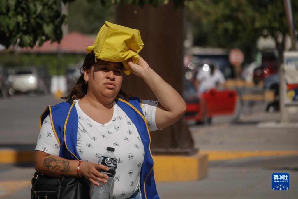 墨西哥华雷斯城遭遇高温天气