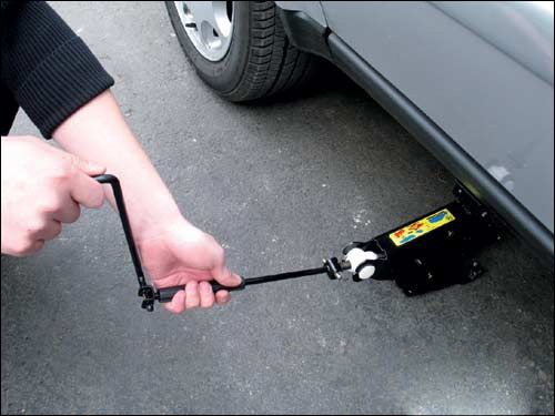 汽车换备胎千斤顶怎么用?使用方法介绍
